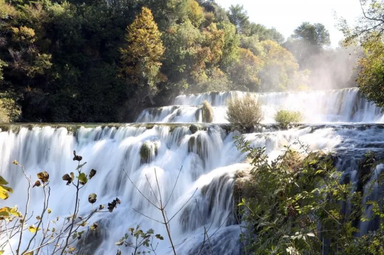 NP KRKA: Gužva kao usred sezone, a mnoge posjetiteljice odlučile se i razgolititi