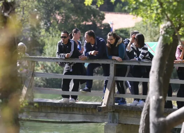 NP KRKA: Gužva kao usred sezone, a mnoge posjetiteljice odlučile se i razgolititi