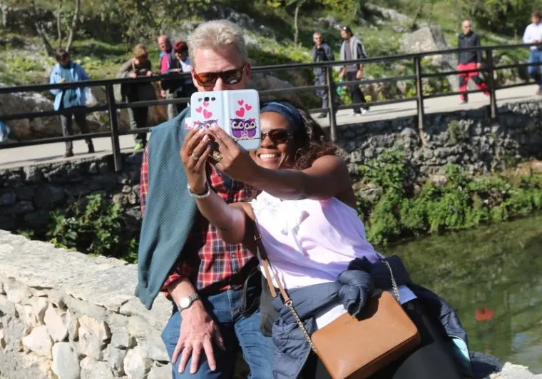 NP KRKA: Gužva kao usred sezone, a mnoge posjetiteljice odlučile se i razgolititi