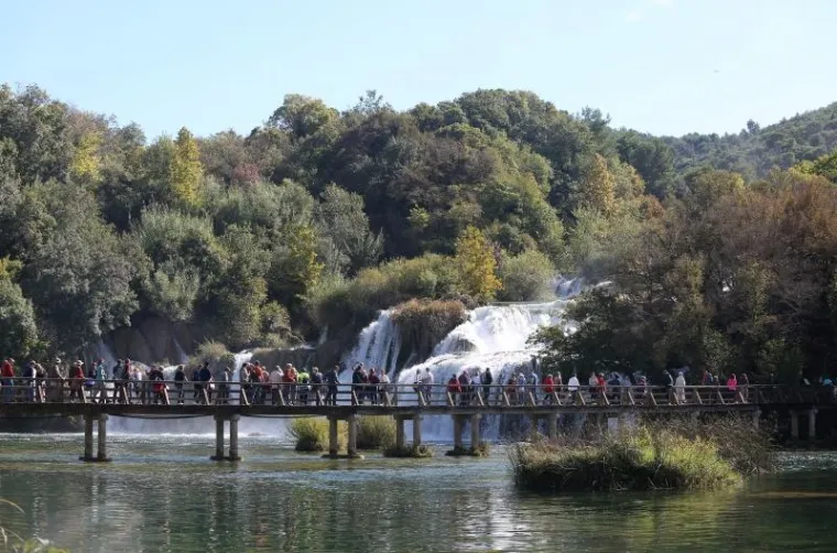 NP KRKA: Gužva kao usred sezone, a mnoge posjetiteljice odlučile se i razgolititi