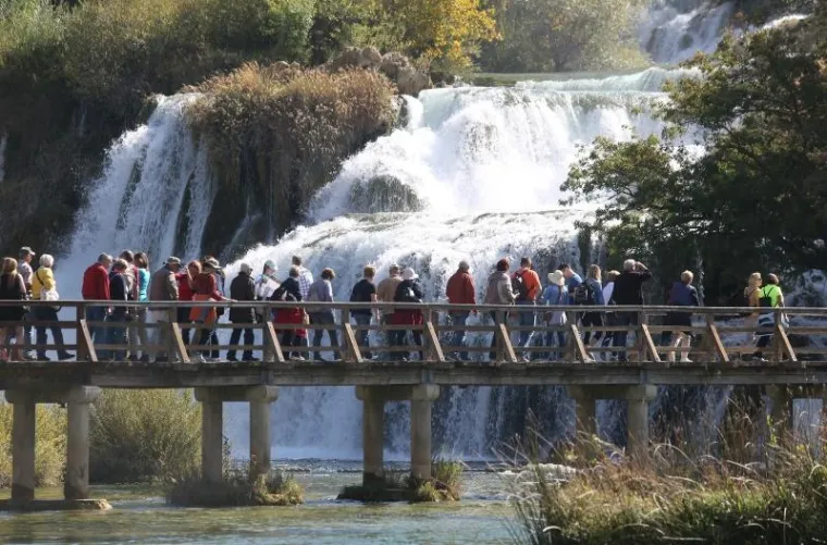 NP KRKA: Gužva kao usred sezone, a mnoge posjetiteljice odlučile se i razgolititi