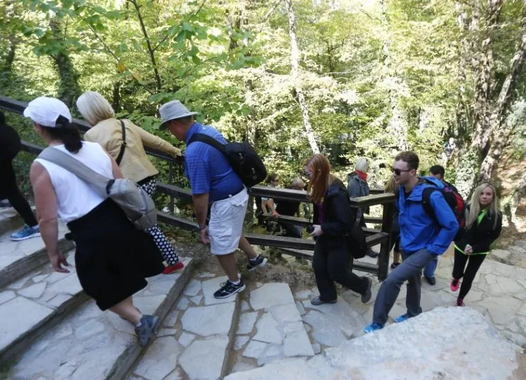 NP KRKA: Gužva kao usred sezone, a mnoge posjetiteljice odlučile se i razgolititi