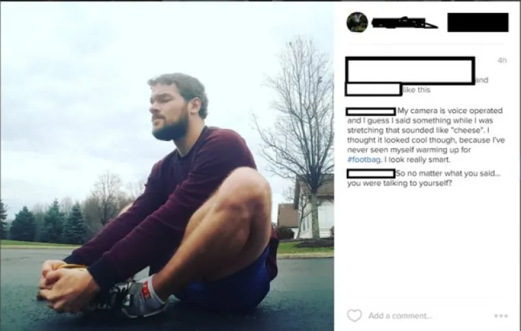 Kaže da se slučajno uslikao kada je izgovorio 'smiješak' ili nešto slično dok se zagrijavao. Nije niti znao da izgleda tako pametno dok se razgibava!