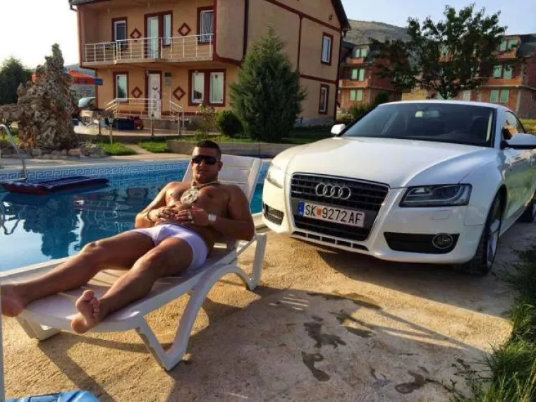 Albanac Šenki Maslani toliko voli marku Versace da će uskoro promijeniti i prezime u ime omiljene marke, što će se odlično uklopiti u njegov životni stil kojeg je već u potpunosti podredio omiljenom brendu. Ovaj trgovac s adresom u Makedoniji voli se hvaliti svojim Versace stvarčicama, a neke od njih možete pogledati u galeriji.