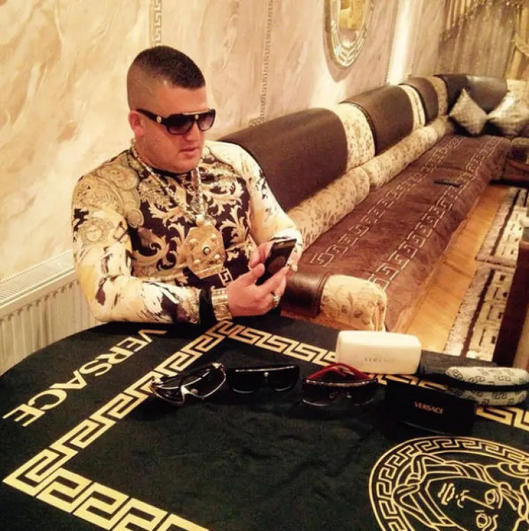 ALBANAC OPSJEDNUT POZNATOM MARKOM: Car neukusa sve što dotakne pretvara u Versace