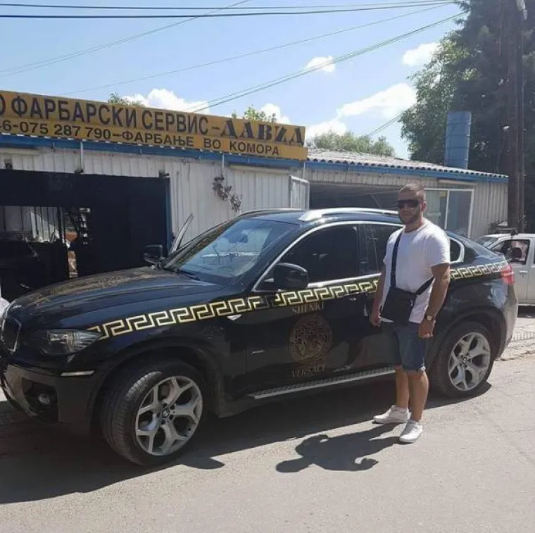 ALBANAC OPSJEDNUT POZNATOM MARKOM: Car neukusa sve što dotakne pretvara u Versace