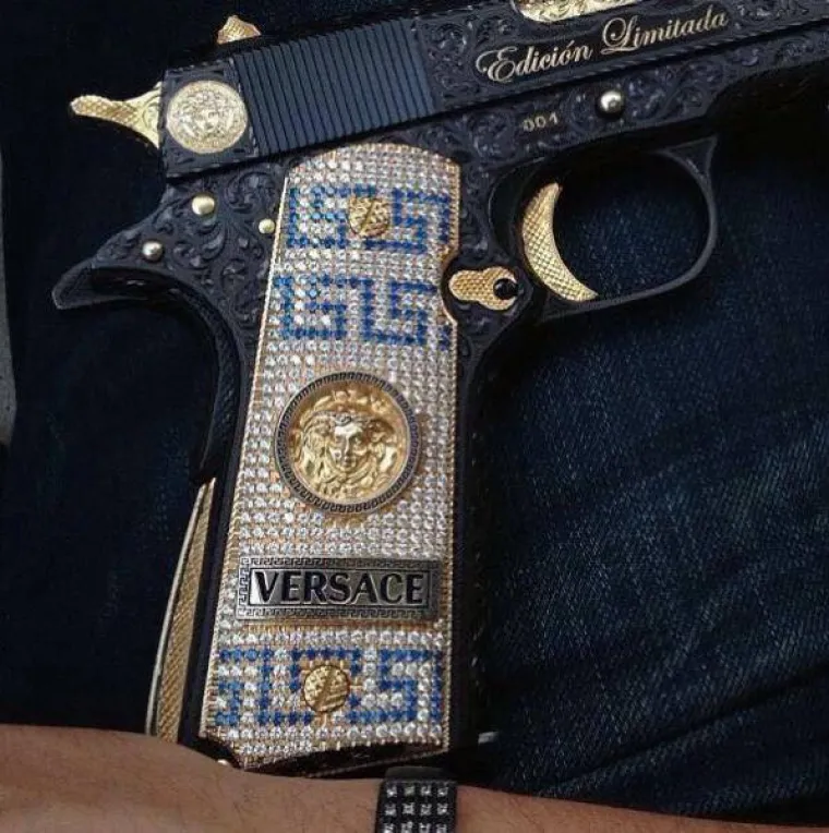 ALBANAC OPSJEDNUT POZNATOM MARKOM: Car neukusa sve što dotakne pretvara u Versace