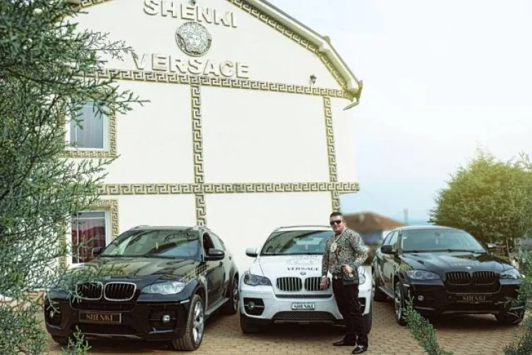 ALBANAC OPSJEDNUT POZNATOM MARKOM: Car neukusa sve što dotakne pretvara u Versace