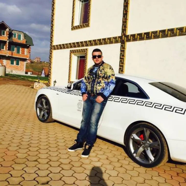 ALBANAC OPSJEDNUT POZNATOM MARKOM: Car neukusa sve što dotakne pretvara u Versace