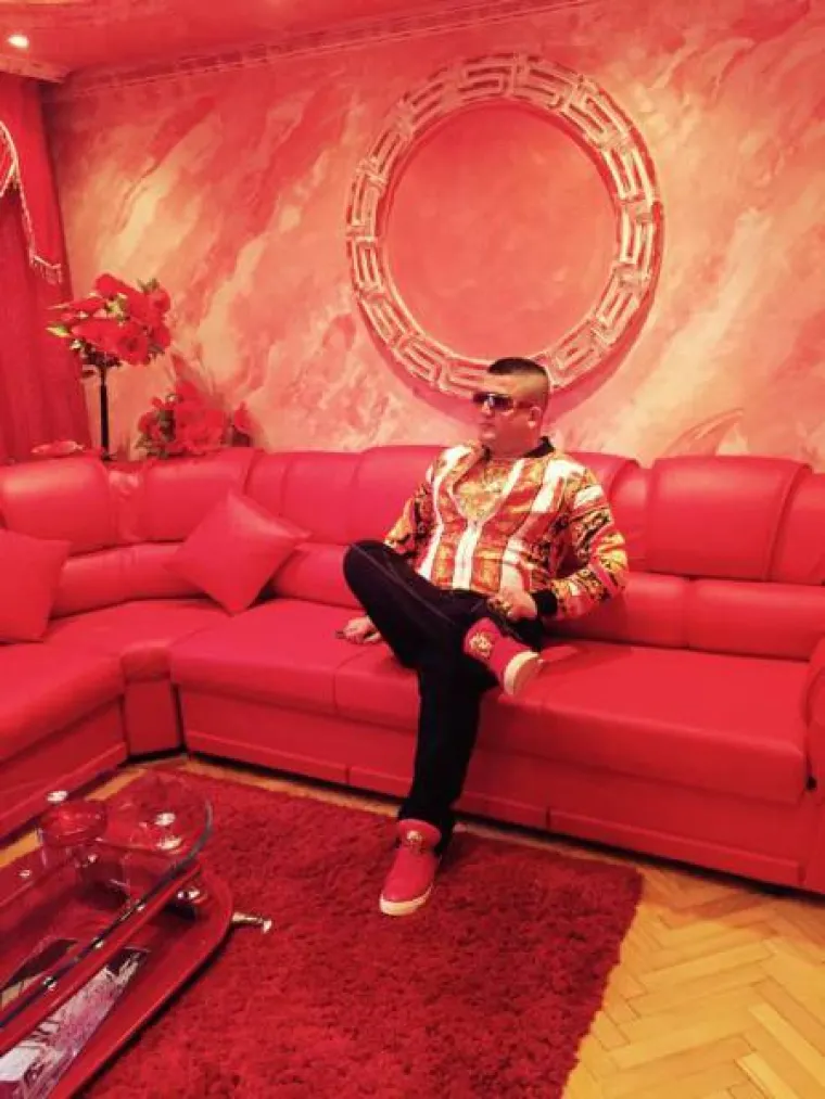 ALBANAC OPSJEDNUT POZNATOM MARKOM: Car neukusa sve što dotakne pretvara u Versace