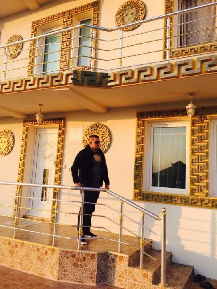 ALBANAC OPSJEDNUT POZNATOM MARKOM: Car neukusa sve što dotakne pretvara u Versace