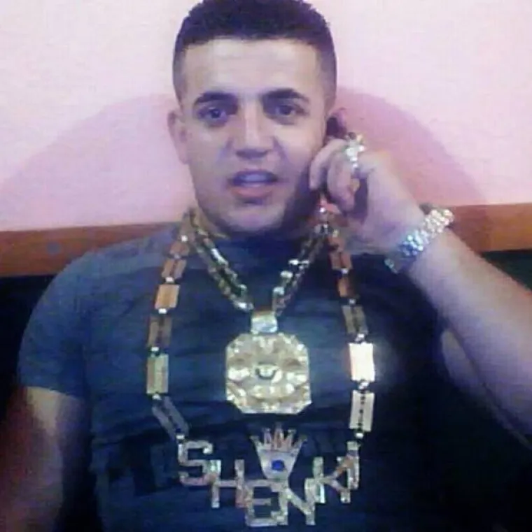 ALBANAC OPSJEDNUT POZNATOM MARKOM: Car neukusa sve &scaron;to dotakne pretvara u Versace