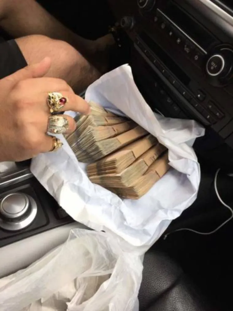 ALBANAC OPSJEDNUT POZNATOM MARKOM: Car neukusa sve &scaron;to dotakne pretvara u Versace