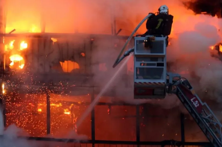 DRAMA U SAVSKOM GAJU: Vatra gutala stanove u zgradi, jedna osoba ozlijeđena