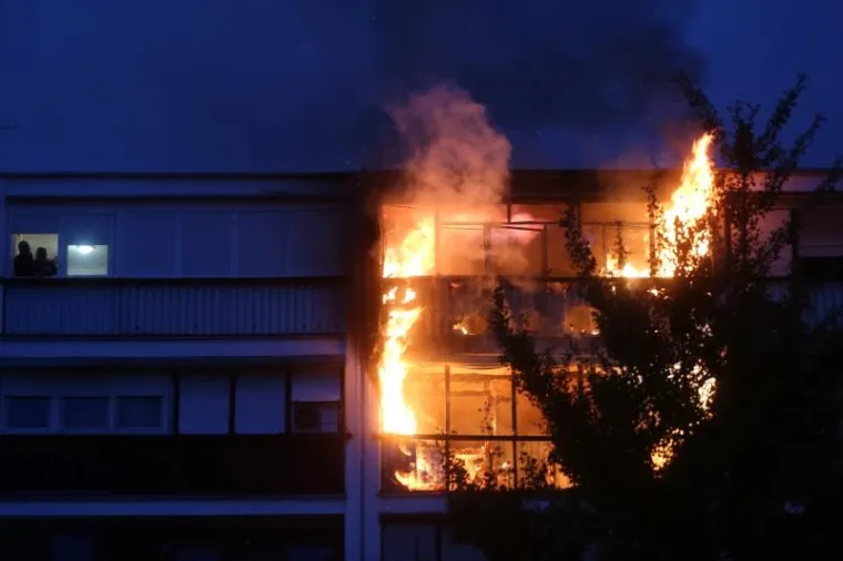 U požaru je ozlijeđena jedna osoba koja je prevezena na Rebro