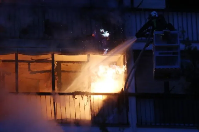 DRAMA U SAVSKOM GAJU: Vatra gutala stanove u zgradi, jedna osoba ozlijeđena