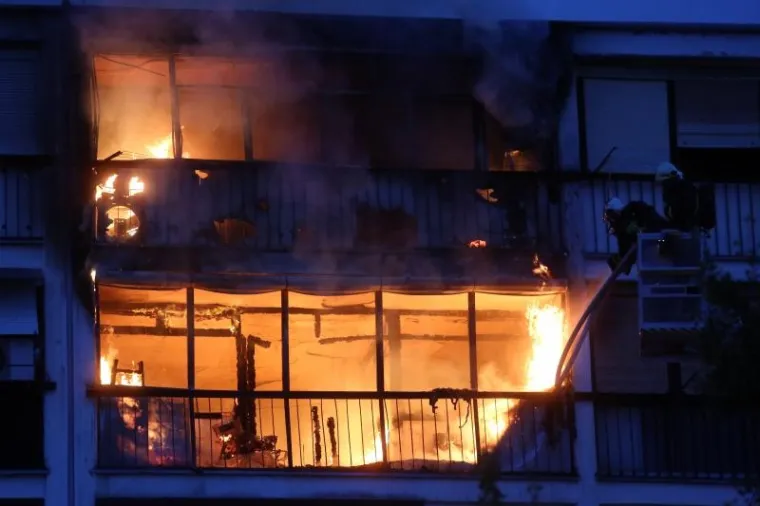 DRAMA U SAVSKOM GAJU: Vatra gutala stanove u zgradi, jedna osoba ozlijeđena