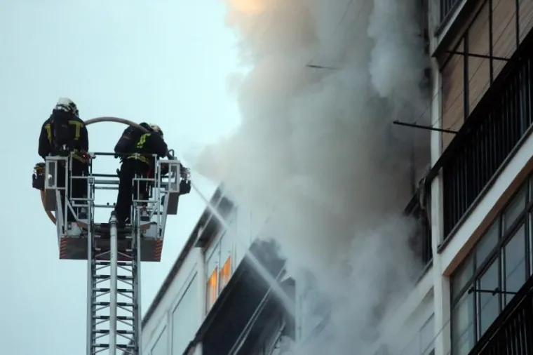 DRAMA U SAVSKOM GAJU: Vatra gutala stanove u zgradi, jedna osoba ozlijeđena