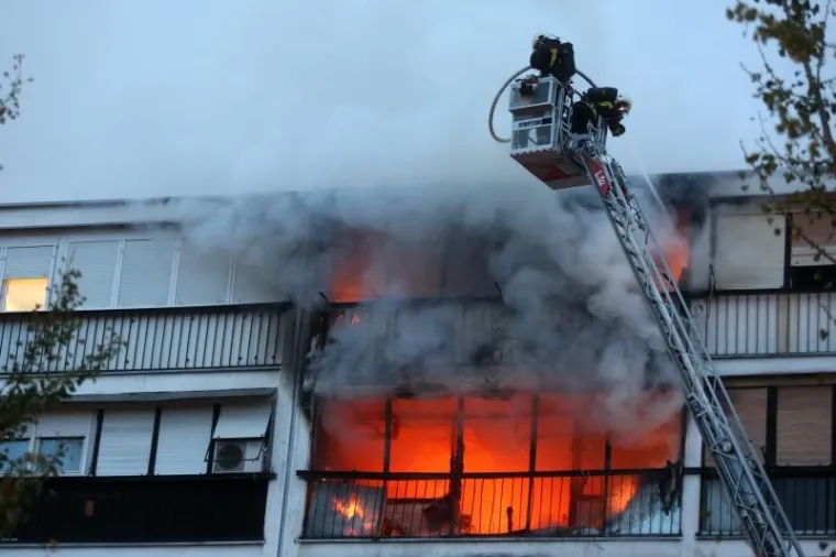 DRAMA U SAVSKOM GAJU: Vatra gutala stanove u zgradi, jedna osoba ozlijeđena