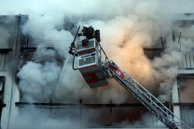 DRAMA U SAVSKOM GAJU: Vatra gutala stanove u zgradi, jedna osoba ozlijeđena