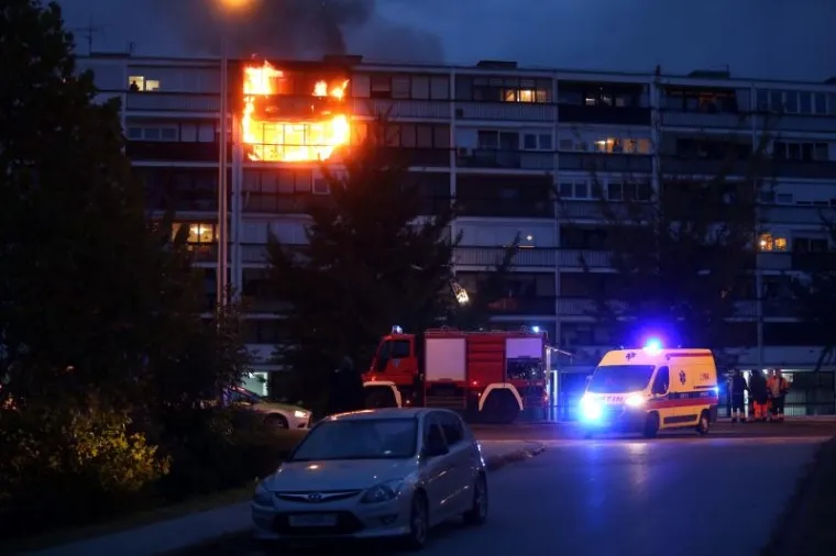 U jutarnjim satima buknuo je požar u stanu stambene zgrade na Remetinečkoj cesti, a vatra se pro&scaron;irila i na susjedni stan.