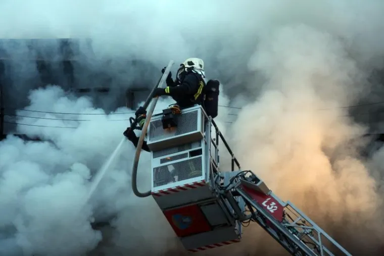 DRAMA U SAVSKOM GAJU: Vatra gutala stanove u zgradi, jedna osoba ozlijeđena