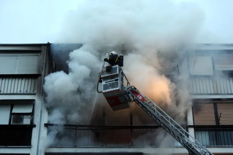 DRAMA U SAVSKOM GAJU: Vatra gutala stanove u zgradi, jedna osoba ozlijeđena