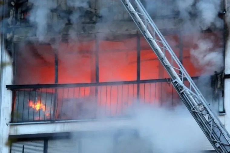 DRAMA U SAVSKOM GAJU: Vatra gutala stanove u zgradi, jedna osoba ozlijeđena