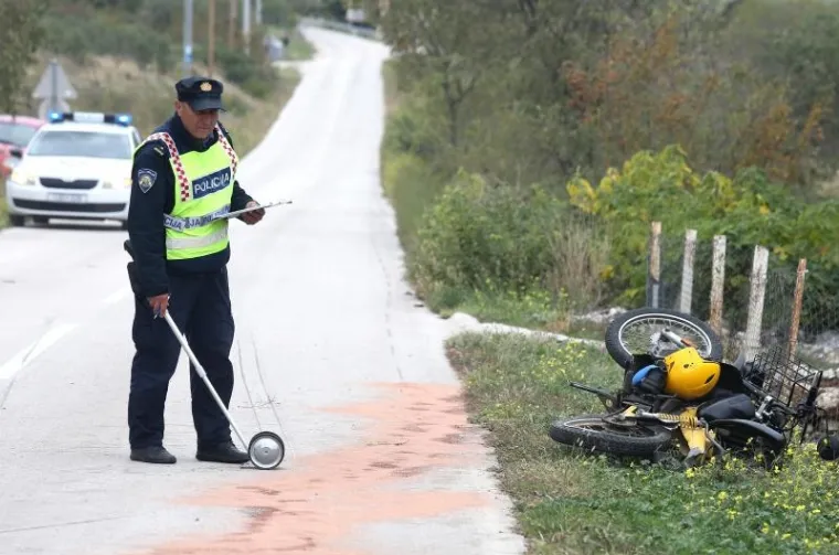 Nesreća se dogodila kada je 24-godi&scaron;nji vozač Fiata Punta, &scaron;ibenskih registracija, zbog neprilagođene brzine pre&scaron;ao na suprotnu stranu ceste i naletio na moped Tomos APN6 kojim je upravljao 47-godi&scaron;njak bez za&scaron;titne kacige.