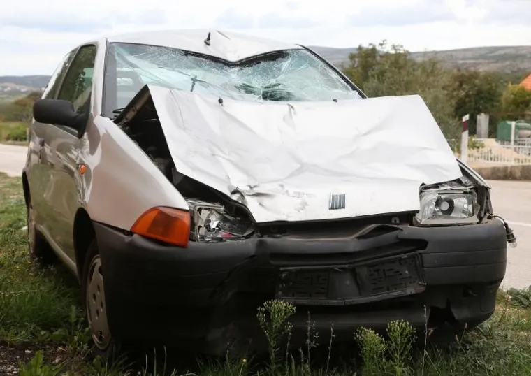 U &Scaron;ibeniku preminuo po&scaron;tar na čiji je moped naletio Fiat Punto