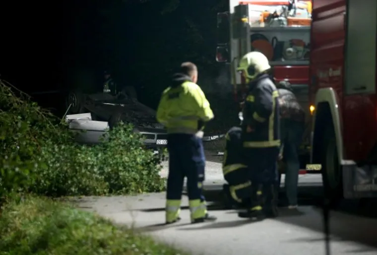 STRAVIČNI PRIZORI TRAGEDIJE: U te&scaron;koj prometnoj nesreći poginula dva 20-godi&scaron;njaka, jo&scaron; dvoje ozlijeđeno