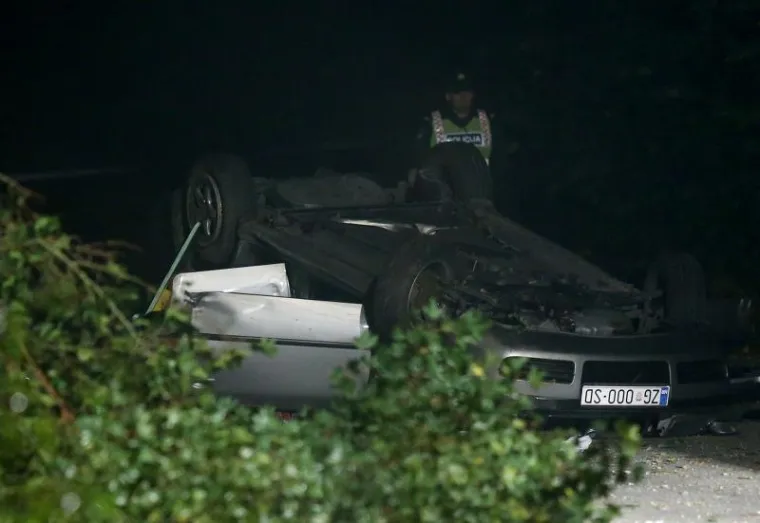 STRAVIČNI PRIZORI TRAGEDIJE: U te&scaron;koj prometnoj nesreći poginula dva 20-godi&scaron;njaka, jo&scaron; dvoje ozlijeđeno