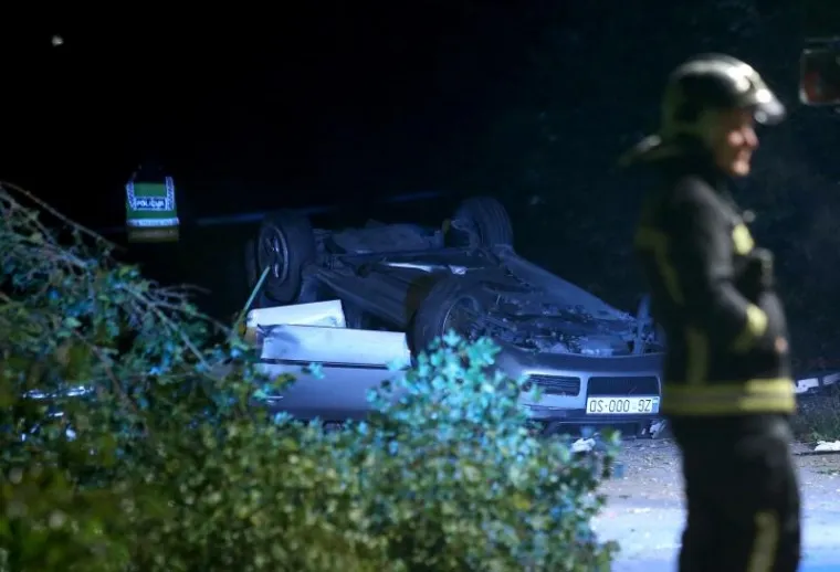 STRAVIČNI PRIZORI TRAGEDIJE: U te&scaron;koj prometnoj nesreći poginula dva 20-godi&scaron;njaka, jo&scaron; dvoje ozlijeđeno