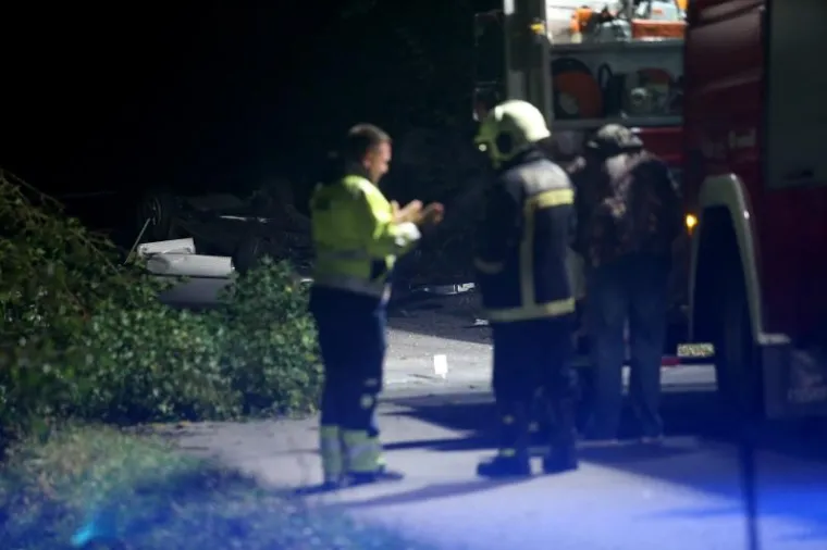 STRAVIČNI PRIZORI TRAGEDIJE: U te&scaron;koj prometnoj nesreći poginula dva 20-godi&scaron;njaka, jo&scaron; dvoje ozlijeđeno