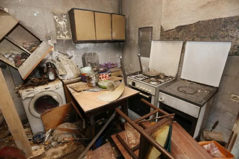 Dan nakon eksplozije plina i stravičnog ubojstva u stanu na Strossmayerovom trgu policija je zavrsila očevid. Stanari čiste dvorište i svoje stanove i procjenjuje se nastala šteta.