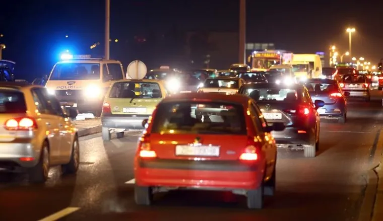 SUDAR NA MOSTU SLOBODE: Dva automobila udarila u ogradu, kolaps u prometu