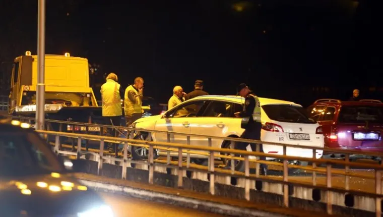 SUDAR NA MOSTU SLOBODE: Dva automobila udarila u ogradu, kolaps u prometu