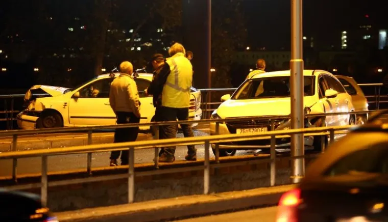 SUDAR NA MOSTU SLOBODE: Dva automobila udarila u ogradu, kolaps u prometu