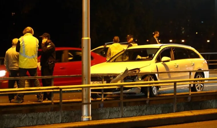 SUDAR NA MOSTU SLOBODE: Dva automobila udarila u ogradu, kolaps u prometu