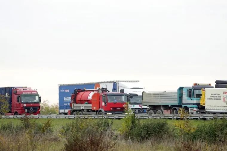 KAOS NA OBILAZNICI: U prometu i dalje velike gužve nakon teške nesreće