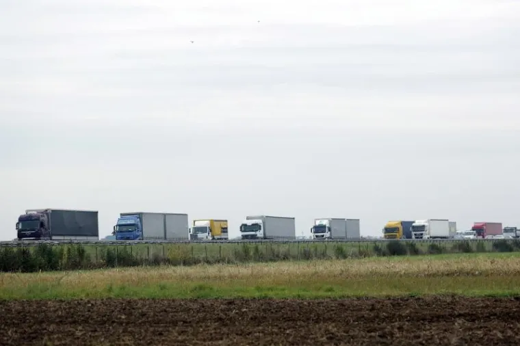 KAOS NA OBILAZNICI: U prometu i dalje velike gužve nakon te&scaron;ke nesreće