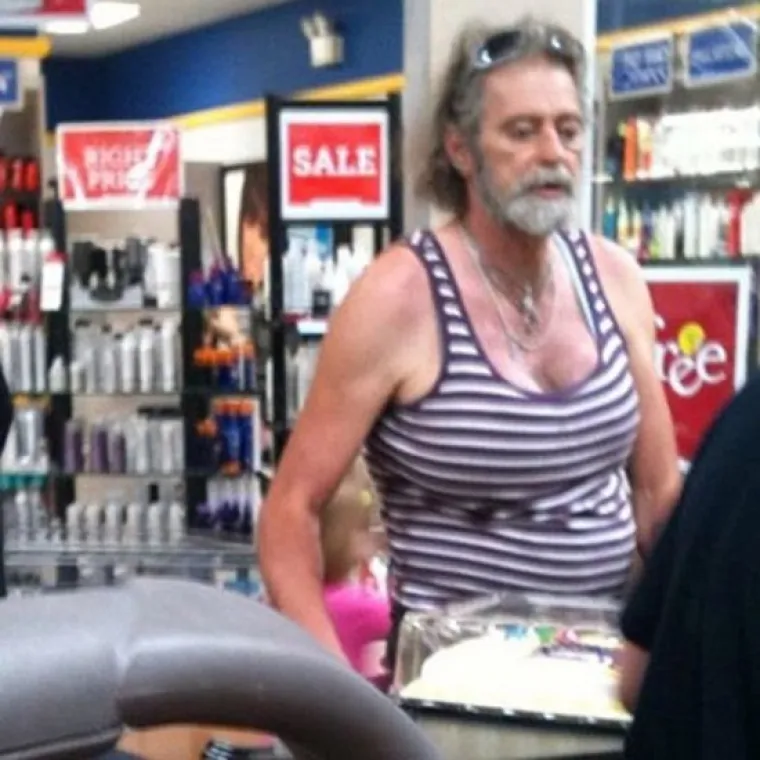 Američki lanac trgovina Walmart poznat je po jeftinim cijenama i po ljudima koji ga obilaze. Neke od grotesknih prizora koje se može vidjeti u trgovini okupili smo u galeriji iz koje je jasno vidljivo zašto mnogi ne podnose taj dućan i ne mogu niti zakoračiti u njega.