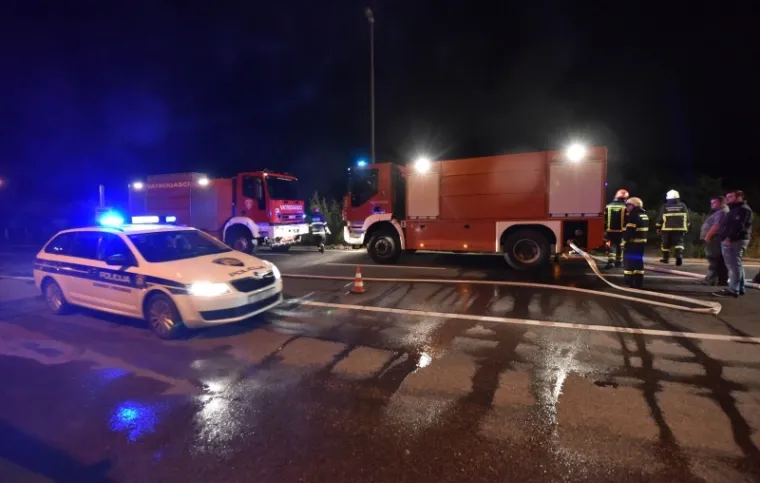 STRAVIČNI PRIZORI KOD PIROVCA: Kamion nestao u plamenu, u njemu poginuo vozač
