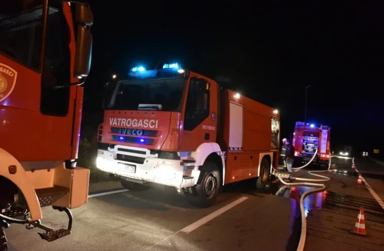 STRAVIČNI PRIZORI KOD PIROVCA: Kamion nestao u plamenu, u njemu poginuo vozač