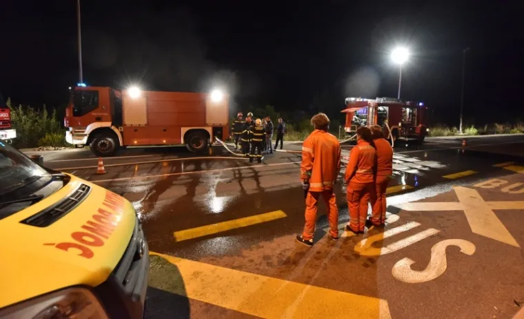 Na teren je uz vatrogasce i policiju izašla i Hitna pomoć, no nesretnom vozaču nisu uspjeli pomoći