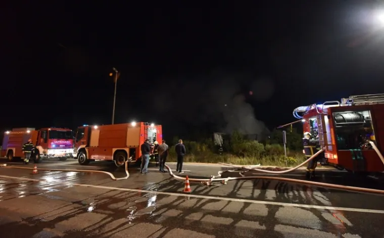 STRAVIČNI PRIZORI KOD PIROVCA: Kamion nestao u plamenu, u njemu poginuo vozač