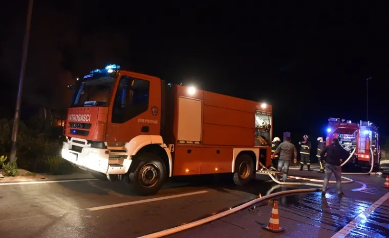 STRAVIČNI PRIZORI KOD PIROVCA: Kamion nestao u plamenu, u njemu poginuo vozač