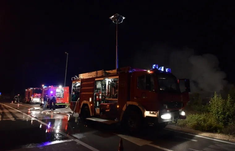 STRAVIČNI PRIZORI KOD PIROVCA: Kamion nestao u plamenu, u njemu poginuo vozač