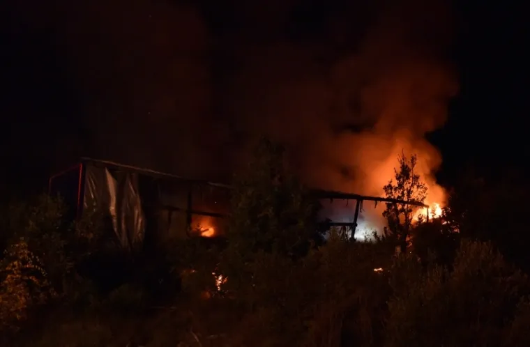 STRAVIČNI PRIZORI KOD PIROVCA: Kamion nestao u plamenu, u njemu poginuo vozač