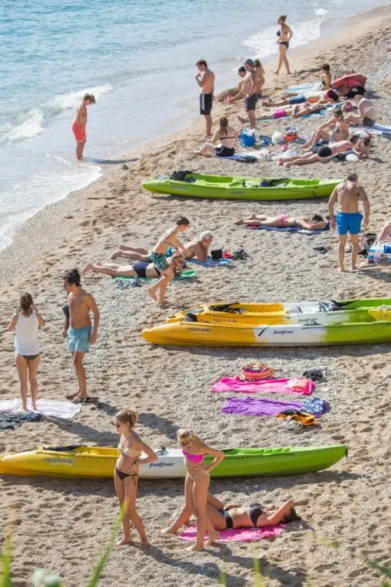 Plaža Banje je bila puna kupača.